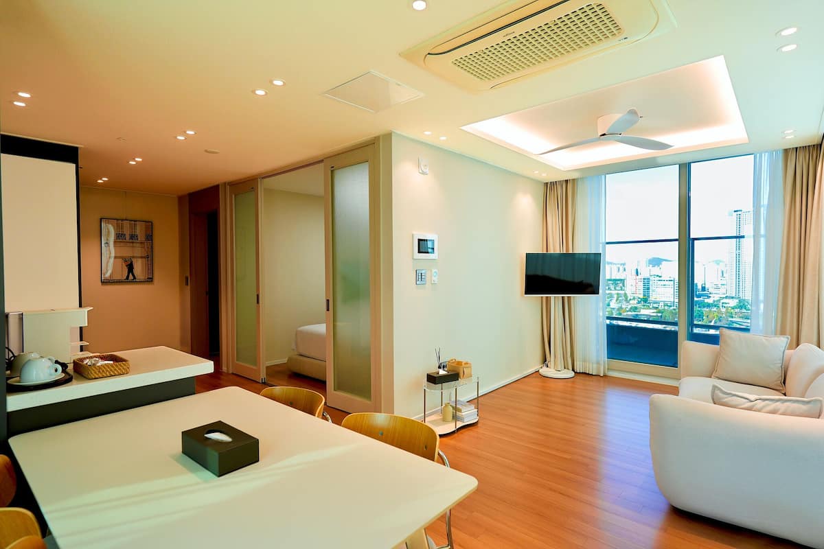 Skrivbord, arbetsyta för laptop, mörkläggningsgardiner och ljudisolering