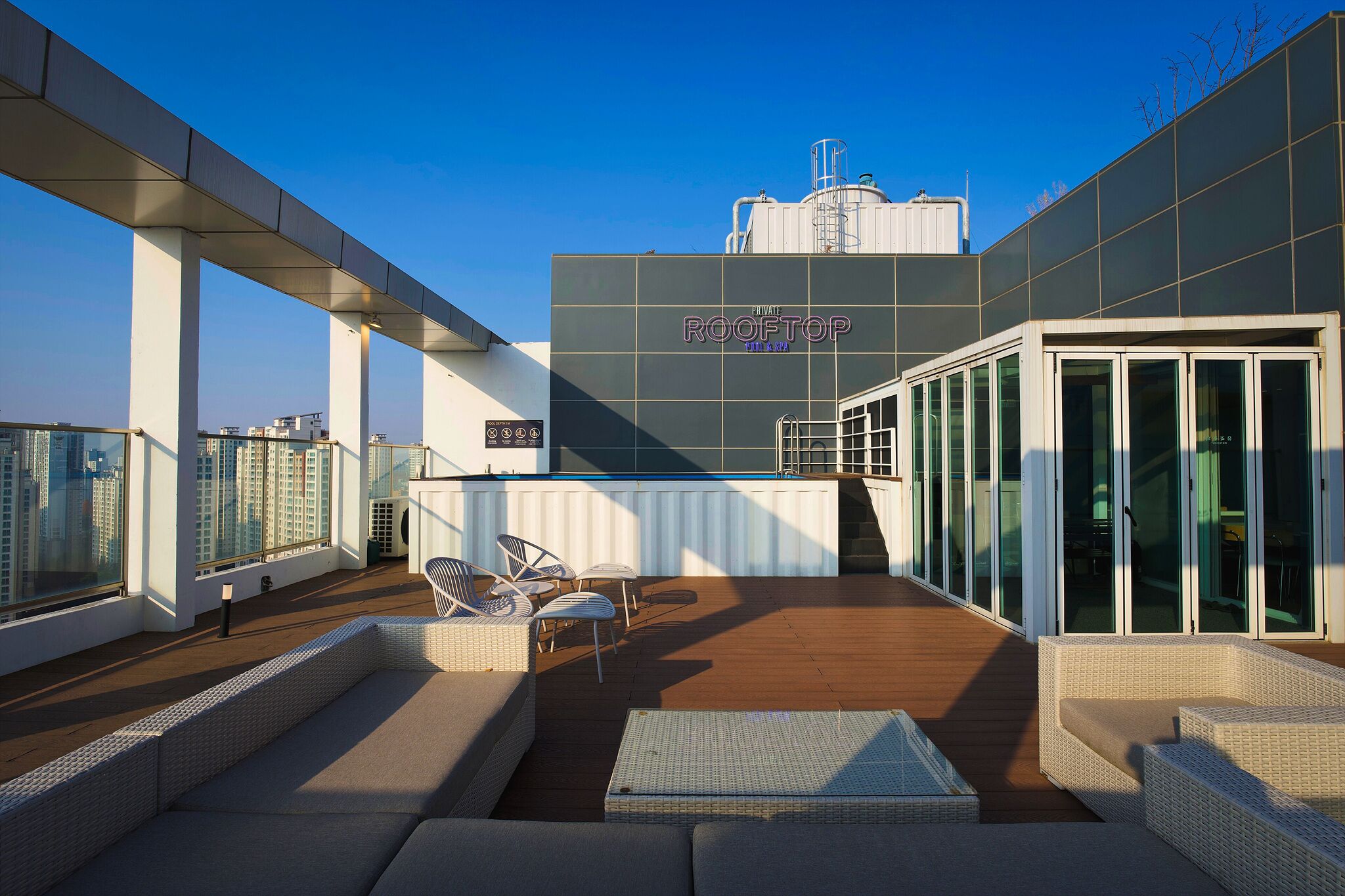 Private Pool (OPEN 4/25) & 24H Spa in Rooftop | Työpöytä, kannettavalle tietokoneelle sopiva työtila, pimennysverhot