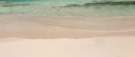 Platja a a prop, gandules de platja i para-sols per a la platja