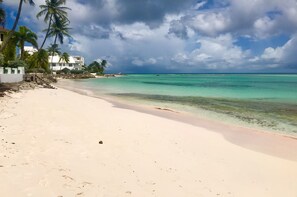 Playa en los alrededores, camastros, sombrillas y toallas de playa