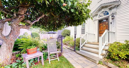 Lovely studio w/full kitchen/free WiFi- next to river/antique shops/restaurants