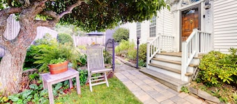 Lovely studio w/full kitchen/free WiFi- next to river/antique shops/restaurants