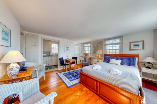 Lovely studio w/full kitchen/free WiFi- next to river/antique shops/restaurants