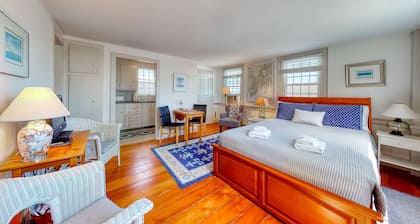 Lovely studio w/full kitchen/free WiFi- next to river/antique shops/restaurants