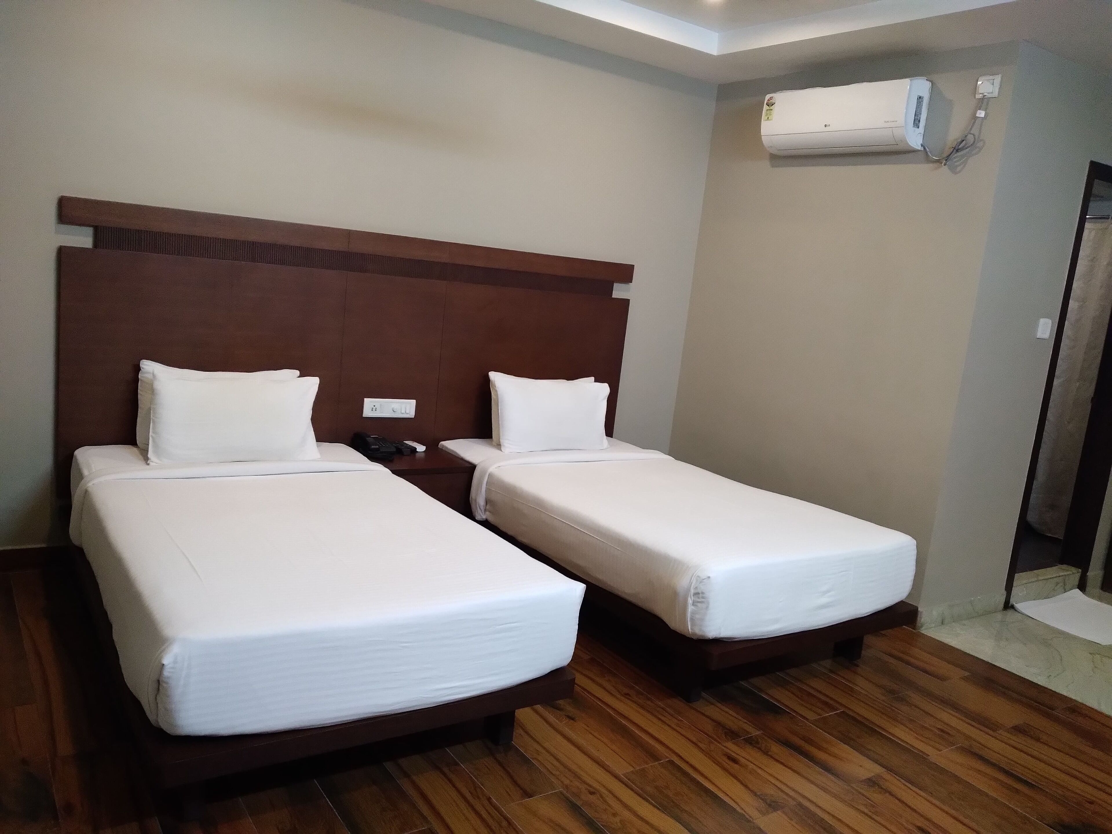 Allergitestade sängkläder, memory foam-madrasser och minibar