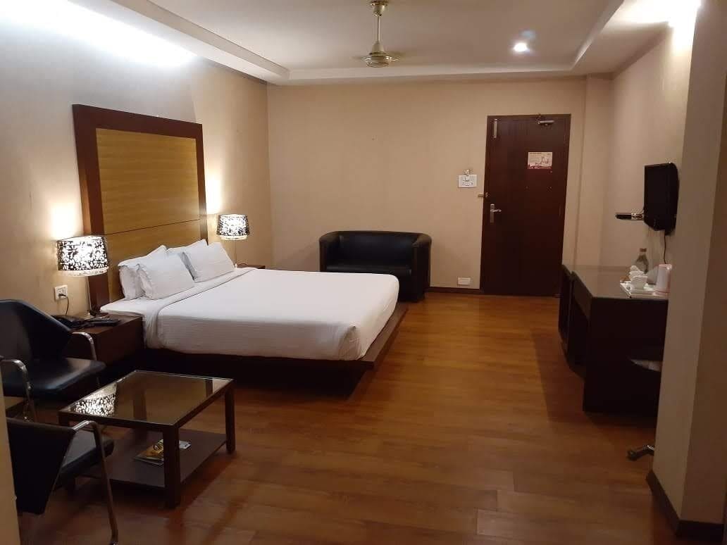 Executive Double Room, 1 King Bed | Hypo-allergenic bedding, memory foam beds, minibar, soundproofing