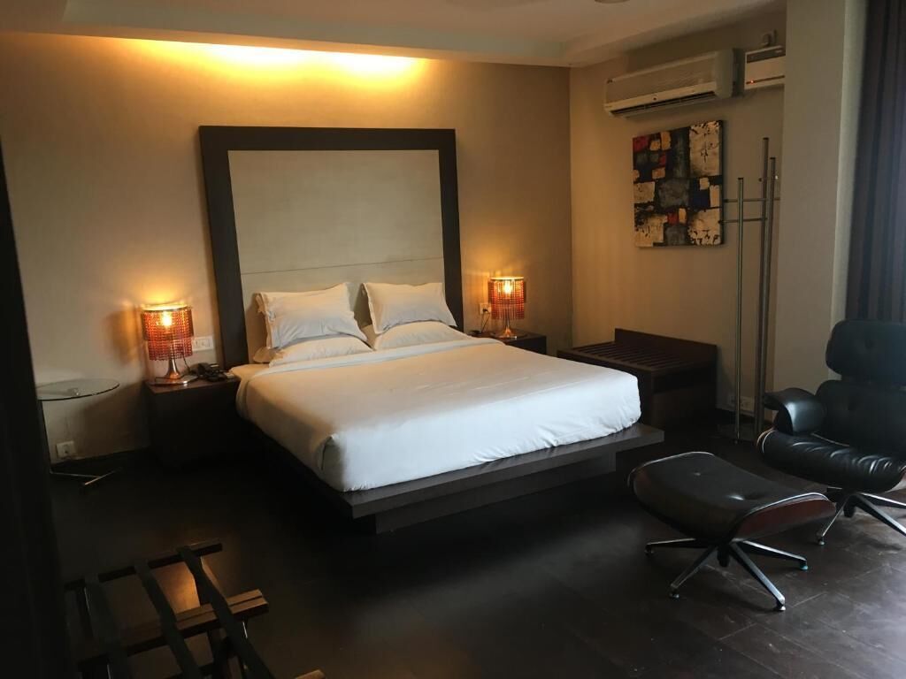 MD&#x27;s Suite | Hypo-allergenic bedding, memory foam beds, minibar, soundproofing