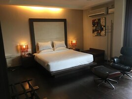 MD's Suite | Hypo-allergenic bedding, memory foam beds, minibar, soundproofing