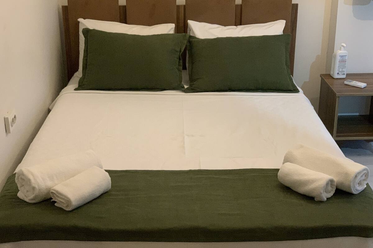 Quarto casal standard | Roupas de cama premium, edredons de pluma, escrivaninha