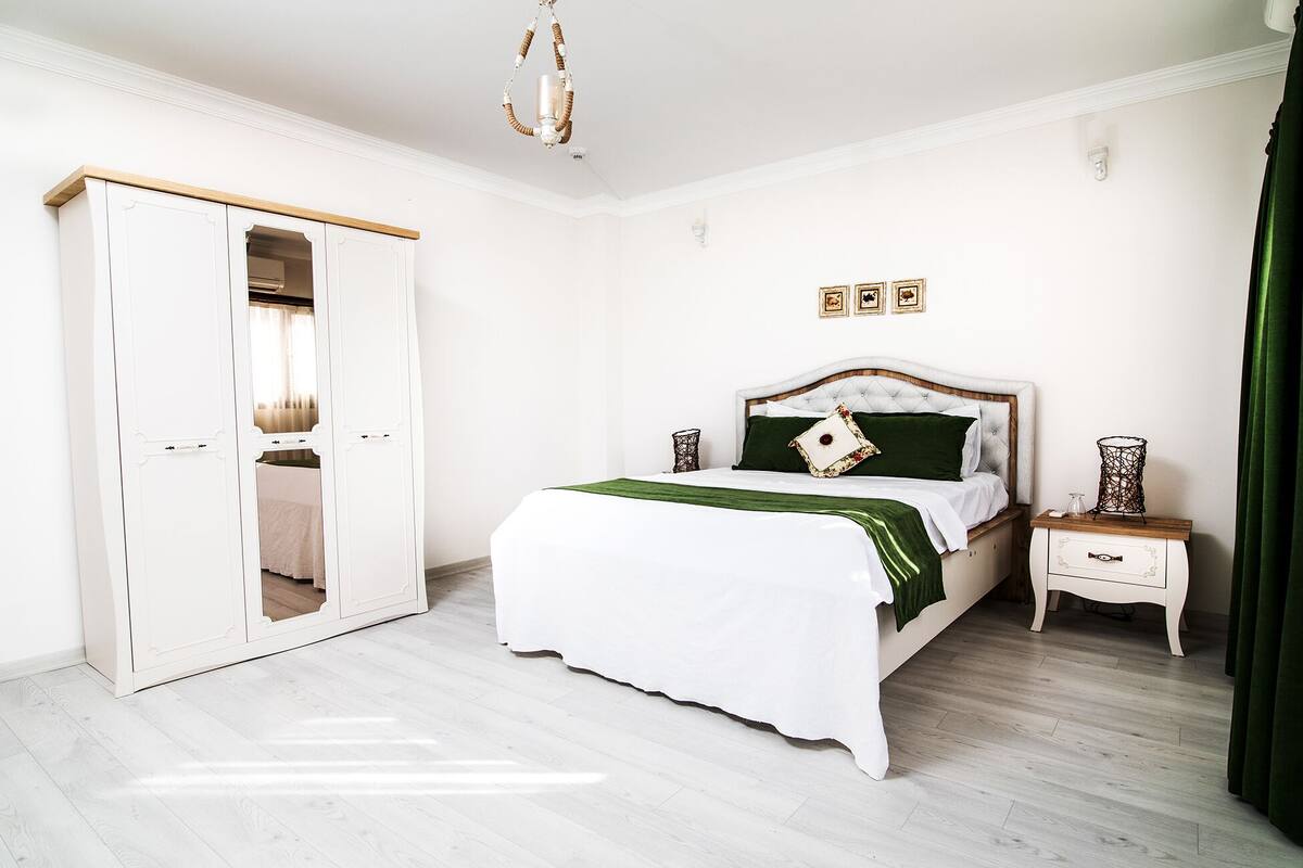 Roupas de cama premium, edredons de pluma, escrivaninha