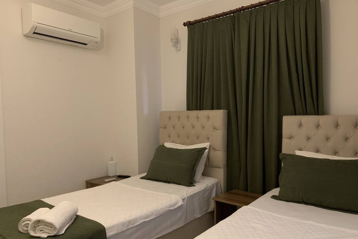 Quarto duplo standard | Roupas de cama premium, edredons de pluma, escrivaninha