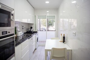 Réfrigérateur, four à micro-ondes, un four, surface de cuisson