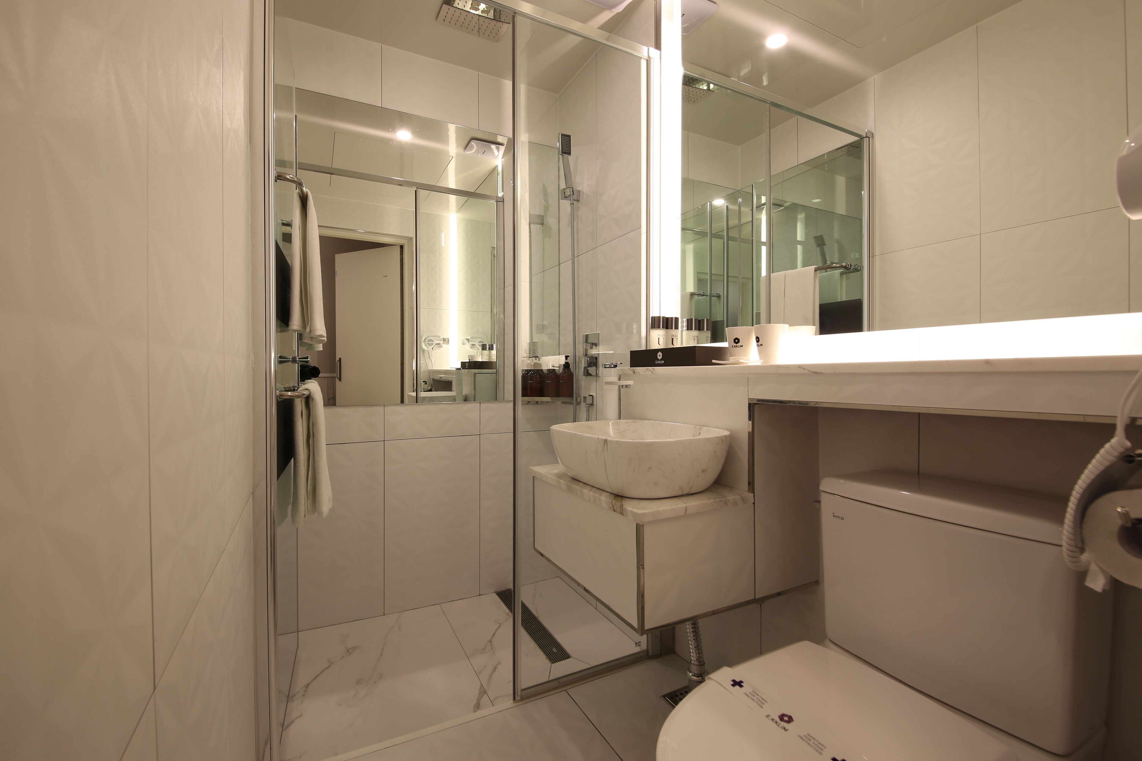 standard double room | bathroom | shower, free toiletries, hair dryer, dressing gowns