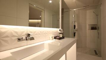 Kamar Double Deluks | Kamar mandi | Shower, perlengkapan mandi gratis, pengering rambut, dan jubah mandi