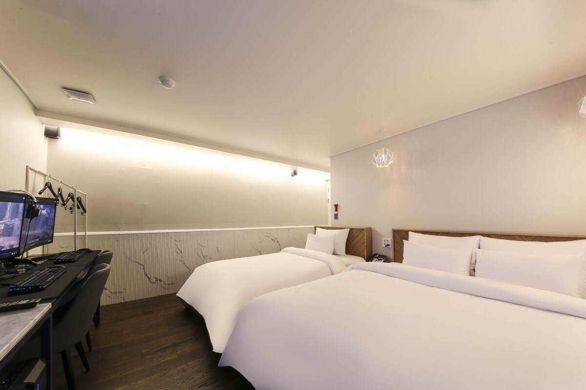 Business Room | Free WiFi