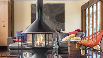 House | Living area | 60-cm Smart TV with satellite channels, TV, Netflix