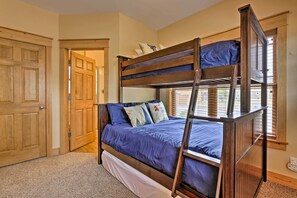 3 quartos, escrivaninha, ferros/tábuas de passar roupa, berço de viagem