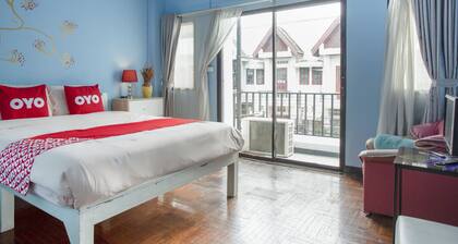 OYO 75303 V Home Guesthouse Sunday Night Market