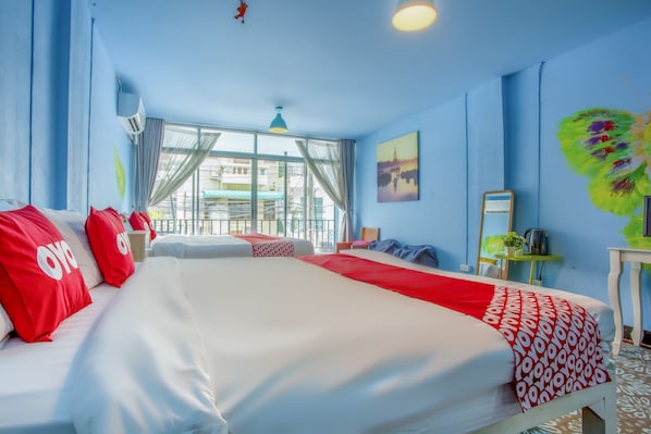 Family Suite | Desk, free WiFi, bed sheets - OYO 75303 V Home Guesthouse Sunday Night Market (Chiang Mai)