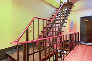 Staircase - OYO 75303 V Home Guesthouse Sunday Night Market (Chiang Mai)