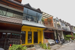 Exterior - OYO 75303 V Home Guesthouse Sunday Night Market (Chiang Mai)