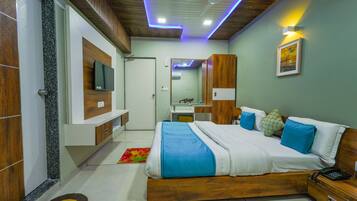 Deluxe Double Room | In-room safe, desk, soundproofing, free WiFi