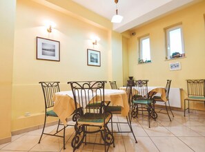 Daily cooked-to-order breakfast (EUR 4 per person)