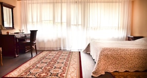 Dobbeltrom – superior | Sengetøy av topp kvalitet, minibar og skrivebord