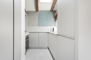 Een koelkast, een magnetron, een oven, een kookplaat