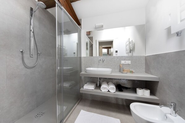 Dusche, kostenlose Toilettenartikel, Haartrockner, Handtücher