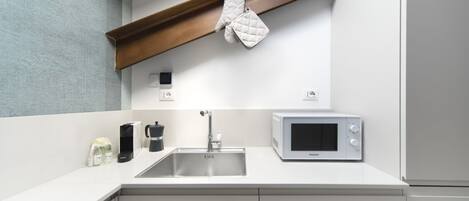 Réfrigérateur, micro-ondes, four, plaque de cuisson