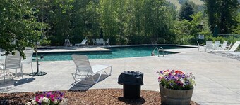 Next to Warm Springs Lifts-Hot tub, Pool & Tennis!