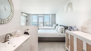 Iron/ironing board, travel cot, WiFi, bed sheets - La Costal | Beachfront Studio Apt w/ Ocean View (Carolina)