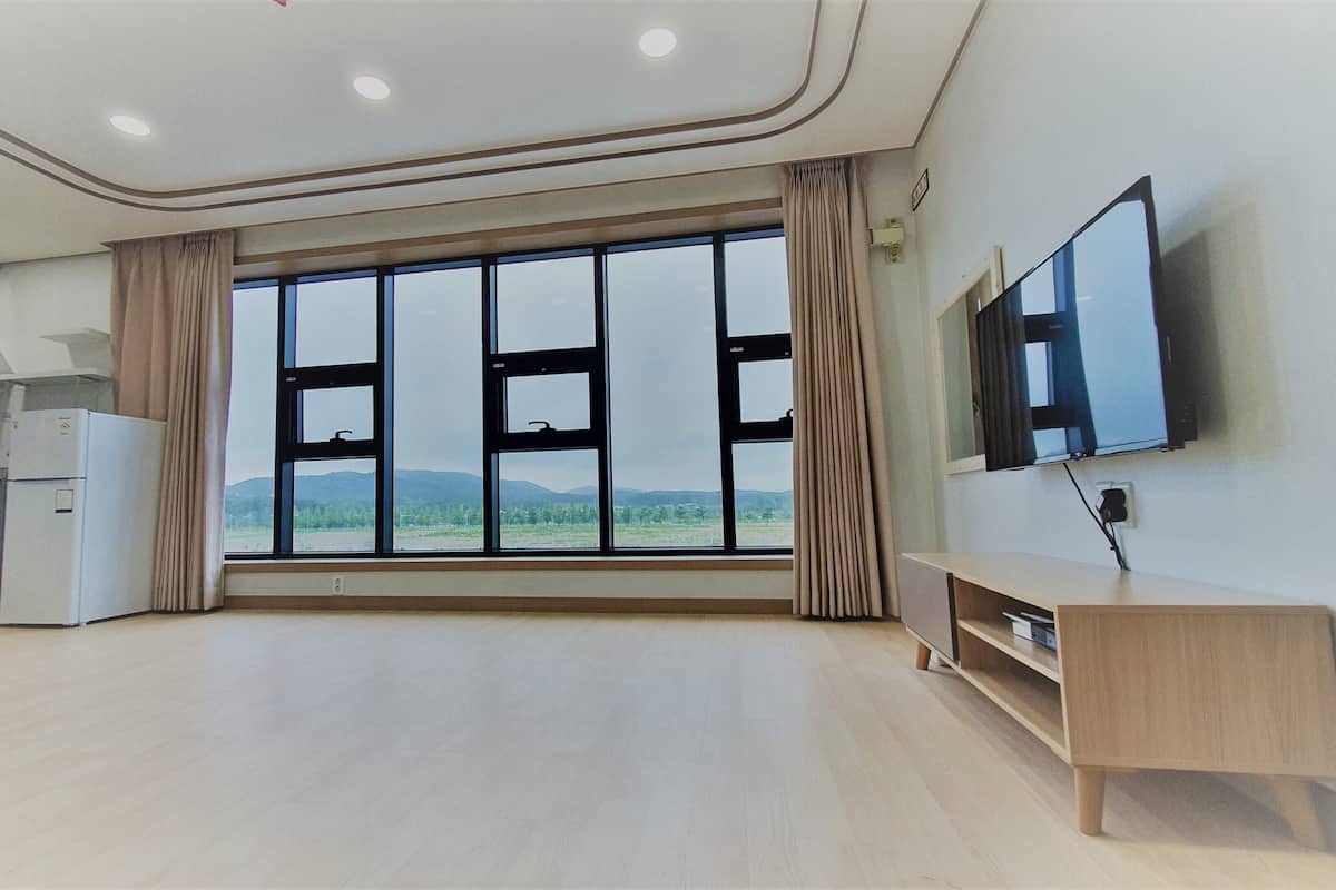 Habitación familiar (Korean Ondol) | Escritorio, cortinas opacas, wifi gratis y ropa de cama