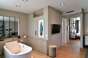 Suite ejecutiva, 1 cama de matrimonio grande, vistas a la ciudad | Zona de estar | Televisión de pantalla plana de 43 pulgadas con canales digitales