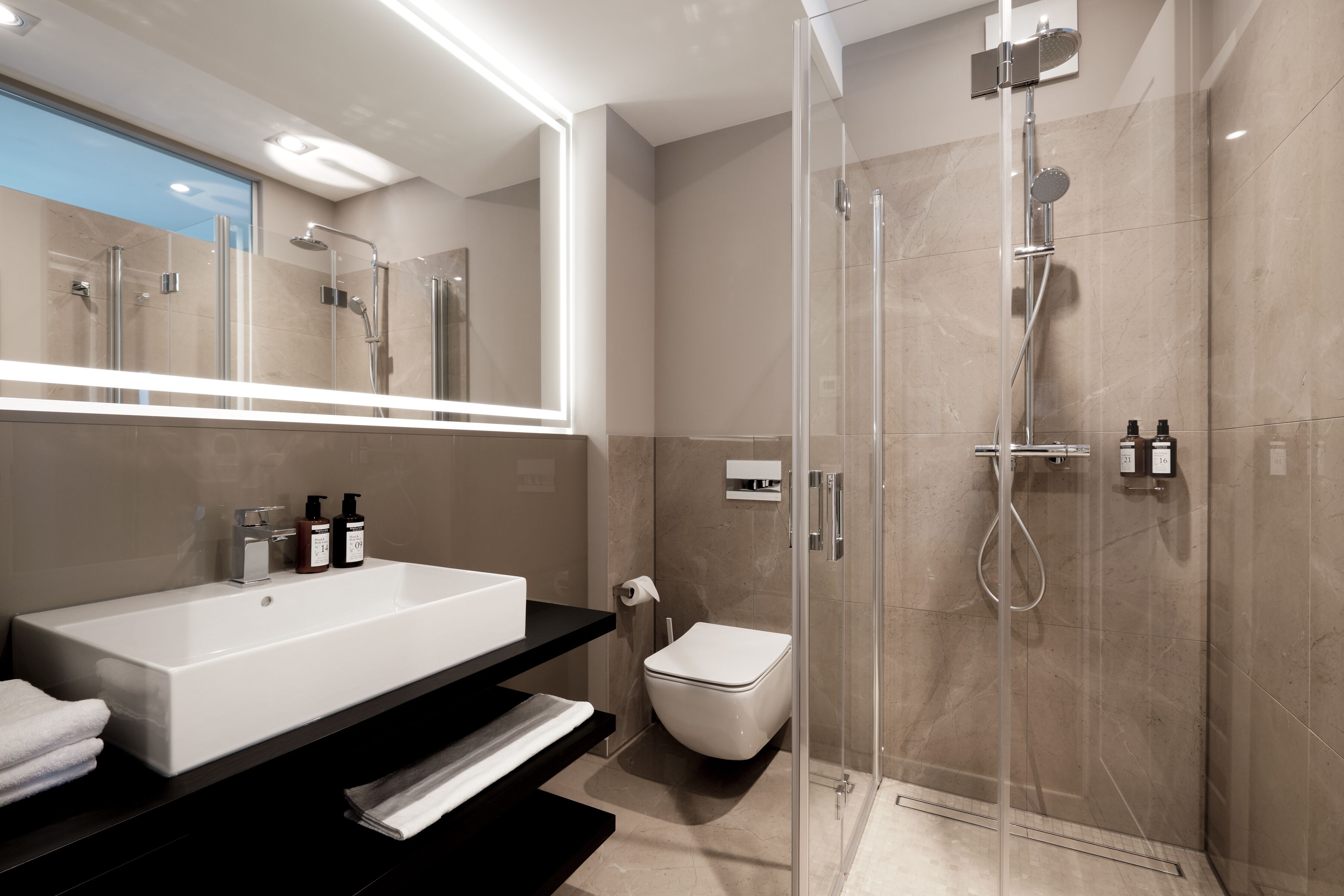 Superior Room | Bathroom | Deep soaking tub, rainfall showerhead, free toiletries, hair dryer