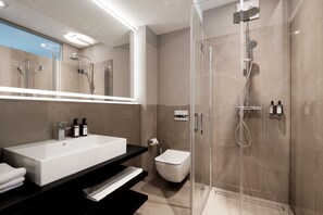Habitación superior | Baño | Tina profunda, regadera tipo lluvia, amenidades de baño gratuitas 