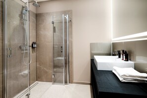 Premium Studio, Kitchenette | Bathroom | Deep-soaking bathtub, rainfall showerhead, free toiletries, hair dryer - SAXX Hotel Theater Karree (Hagen)