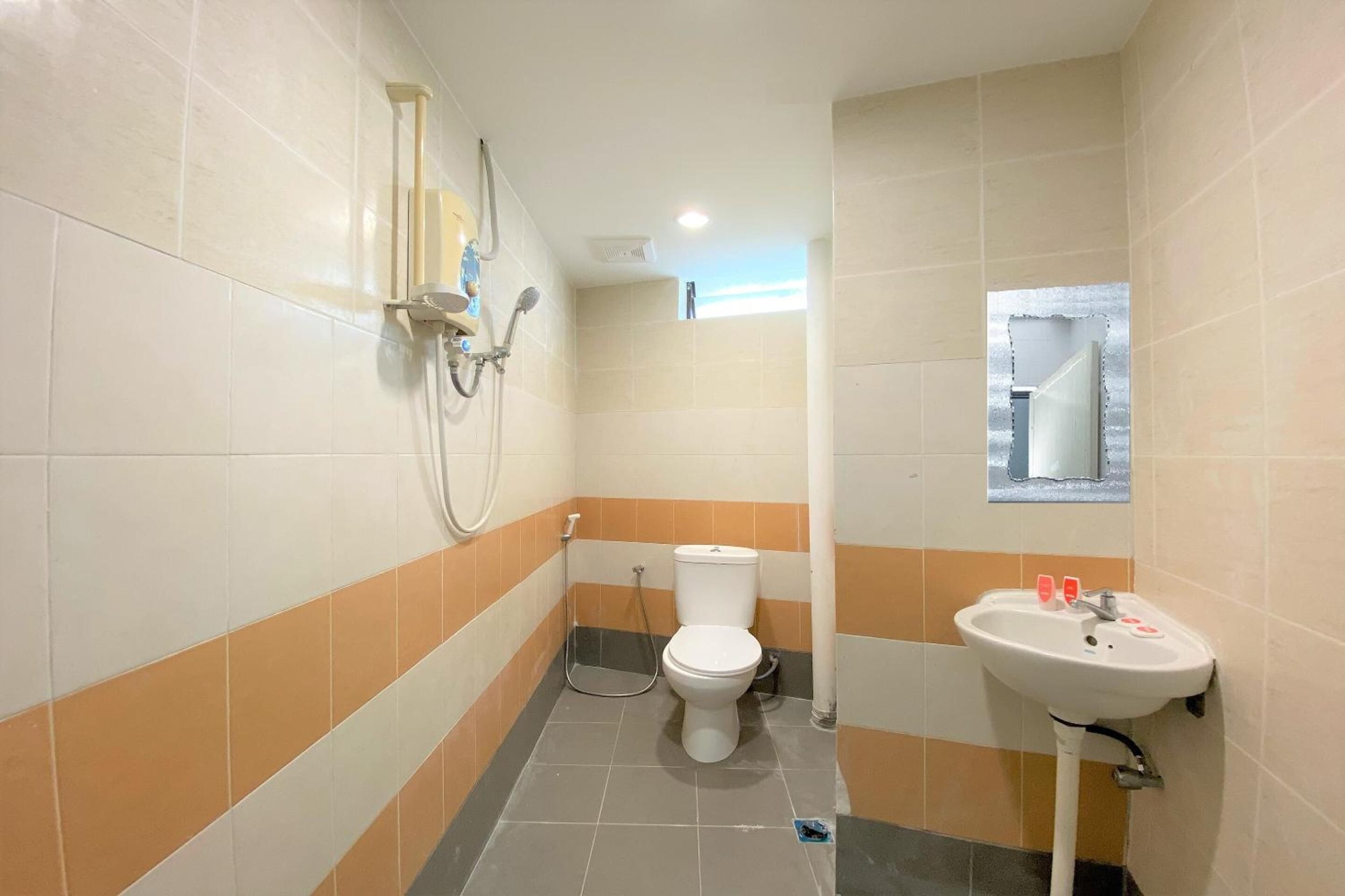 Pancuran mandi, bidet, tuala disediakan 