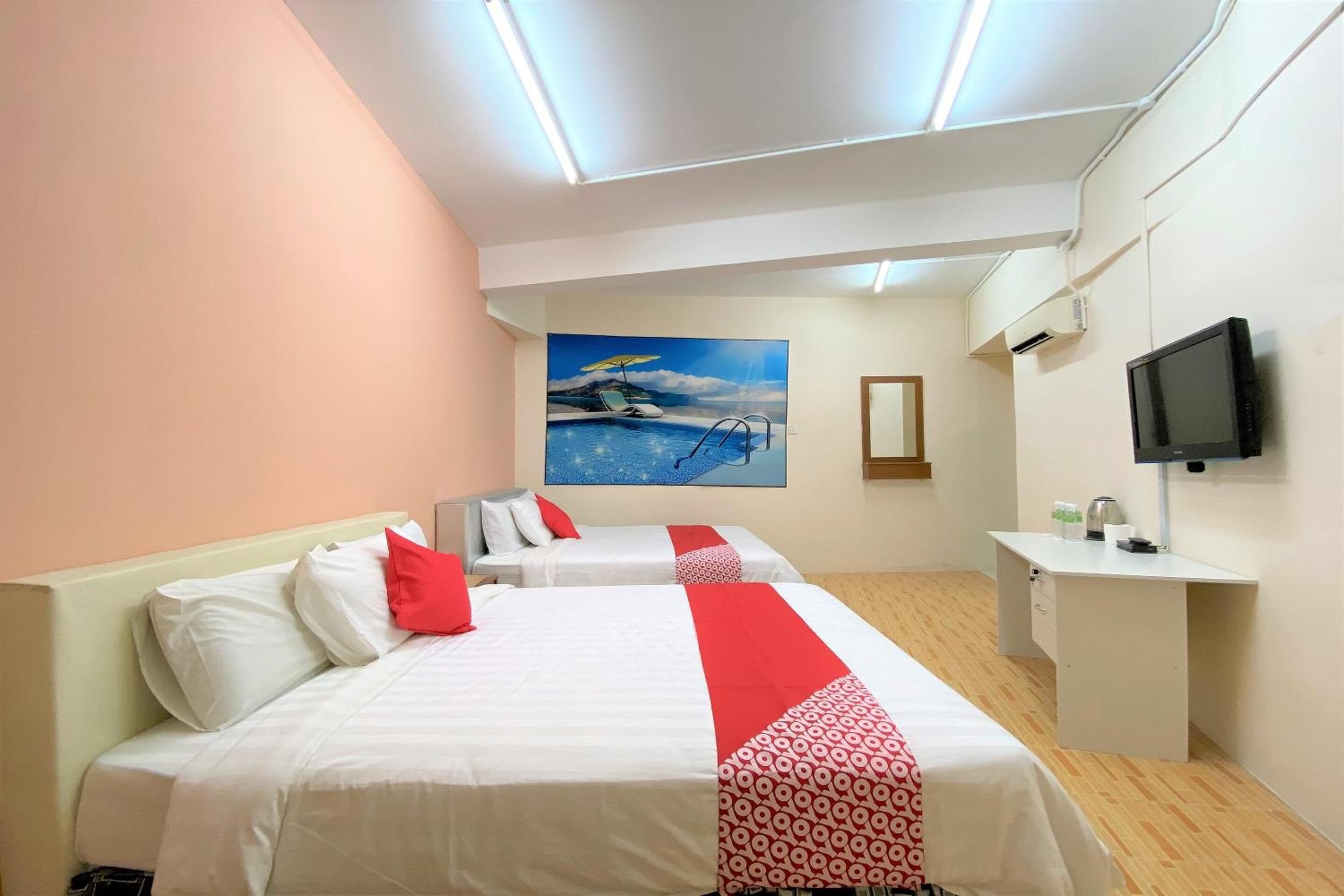 Blackout drapes, free WiFi, bed sheets