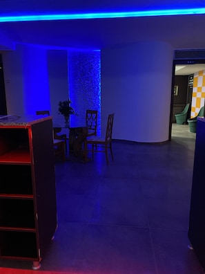 Salas para tratamentos a dois, sauna seca, banheira de hidromassagem