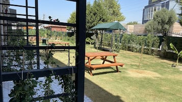豪華雙人房, 1 張標準雙人床, 非吸煙房, 花園景觀 | 4 間臥室、高級寢具、迷你吧、客房內保險箱
