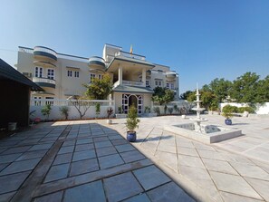 Vista frontal de la propiedad