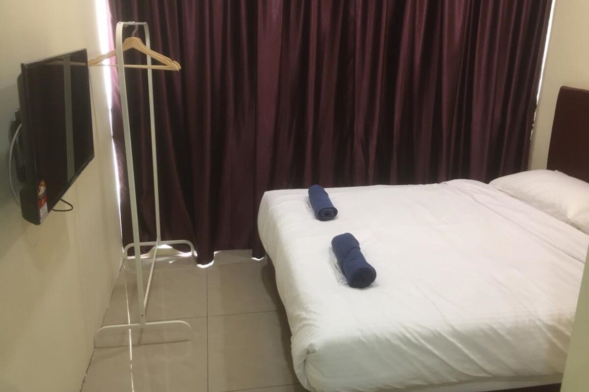 Desk, WiFi (free), bed sheets