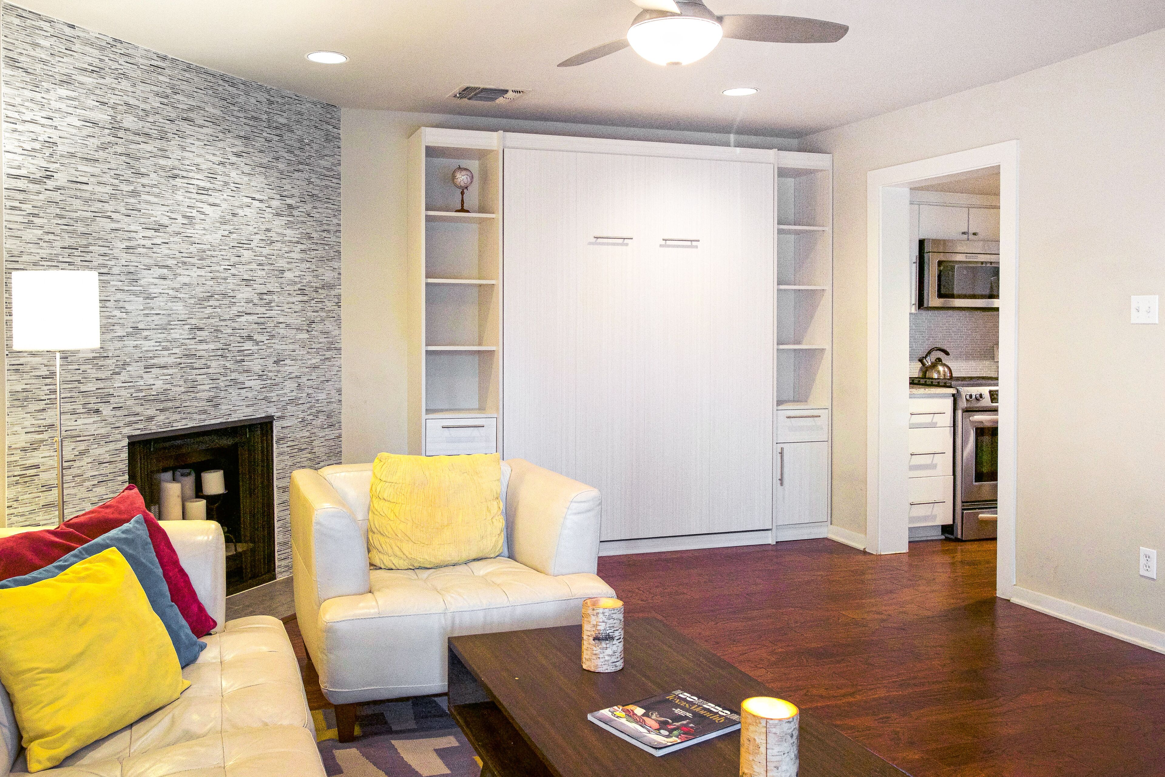 電視、壁爐、書籍