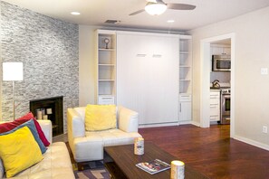 电视、壁炉、书