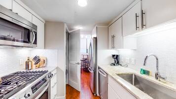 Refrigerador, microondas, horno y parrilla de estufa