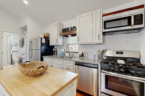 Charming guesthouse with full kitchen, private entrance & fenced patio