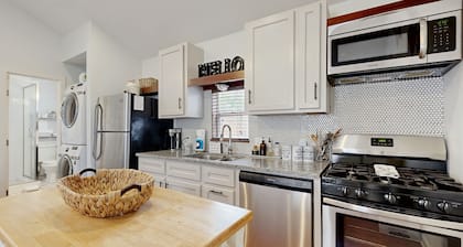 Charming guesthouse with full kitchen, private entrance & fenced patio