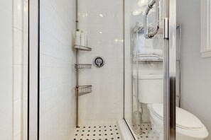 Haartrockner, Handtücher, Seife, Shampoo